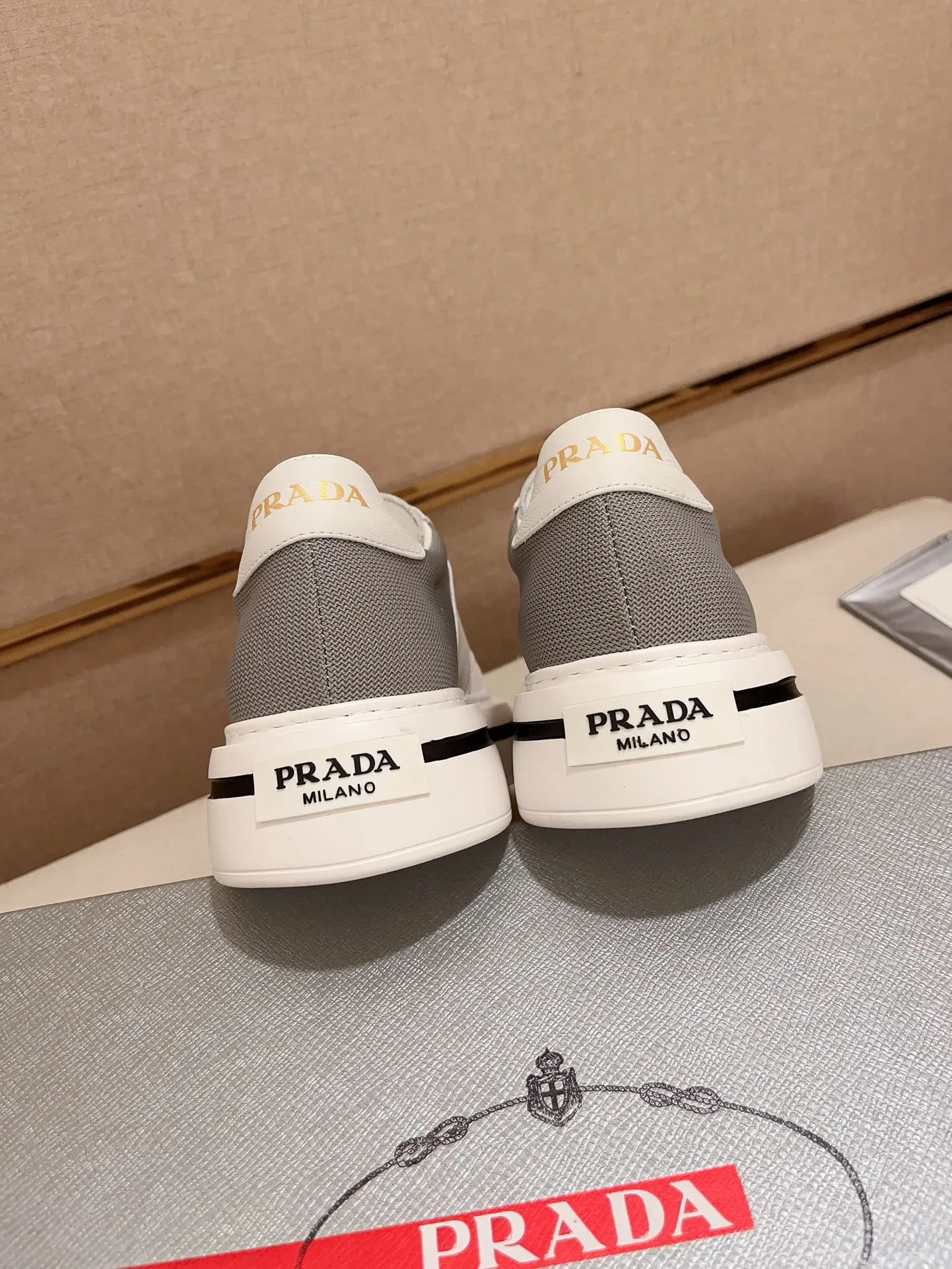 Men's shoes 💰 580💰 ✔️✔️✔️Higher version High-quality new PRADA (Prada) counters are launched simultaneously. The new men's shoes and 😘 fabrics are made of high-tech glue-spraying technology. Lining: Full cowhide lining. 👍🏿 High-end ☄️ air-cushion molded anti-slip rubber outsole, exquisite lines, simple and elegant, comfortable and high-end for leisure travel. Code number: 38 to 44 (45 can be customized and cannot be returned or exchanged)